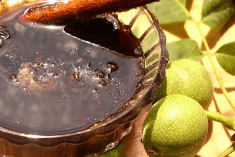 Grüne Walnussmarmelade mit Zitrone