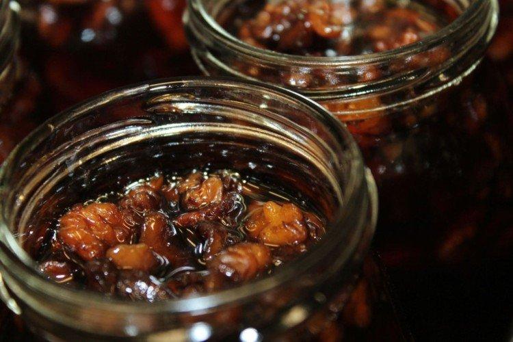 Grüne Walnussmarmelade mit Honig