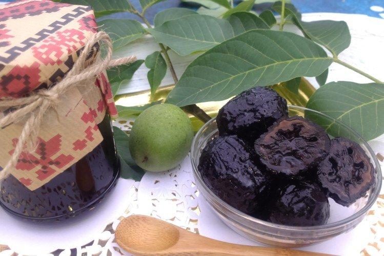 Grüne Walnussmarmelade mit Kalk