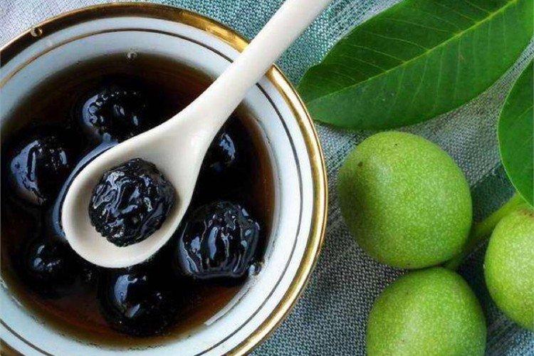 Grüne Walnussmarmelade mit Gewürzen und Kakao