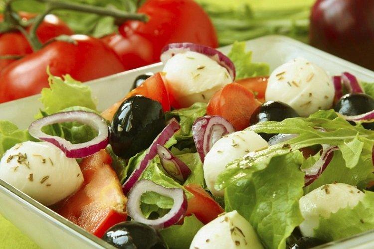 Griechischer Salat mit Mozzarella