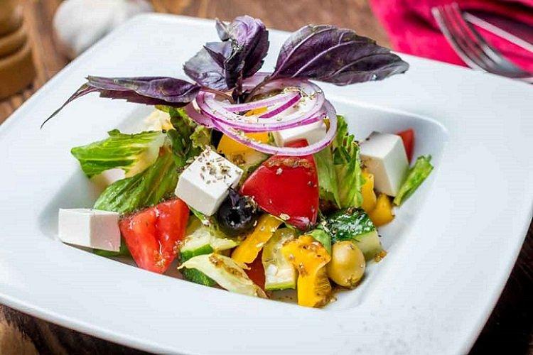 Griechischer Salat mit Basilikum und Honig-Dressing