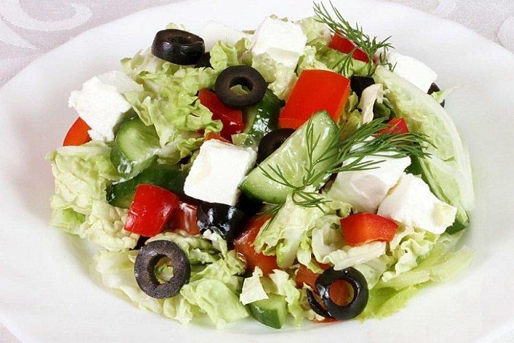 Griechischer Salat mit Chinakohl
