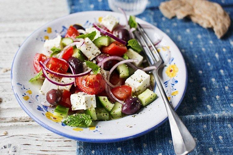 Griechischer Salat mit Minze und Senf