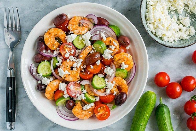 Griechischer Salat mit Garnelen
