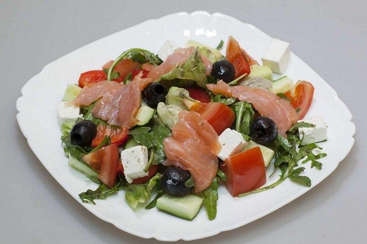 Griechischer Salat mit Lachs