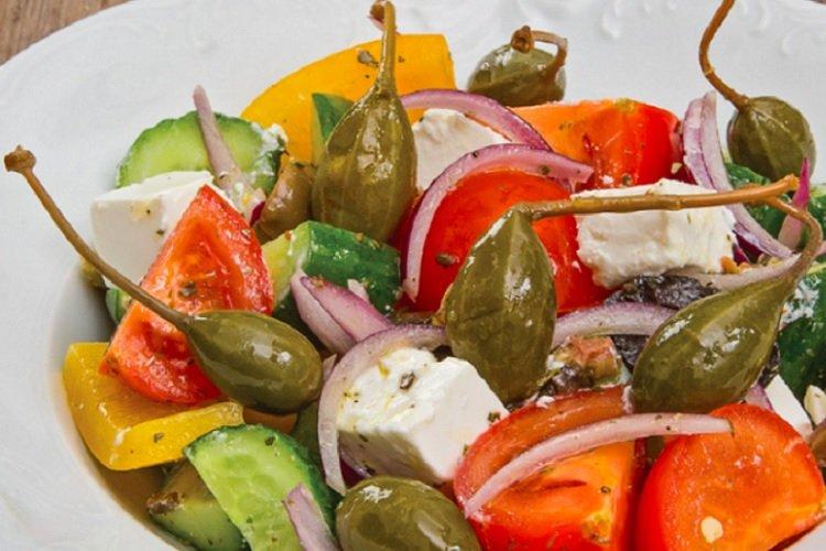 Griechischer Salat mit Kapern