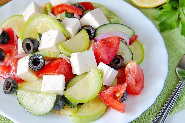Griechischer Salat mit Zucchini