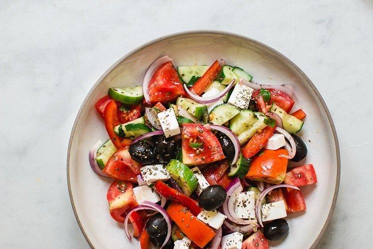 Griechischer Salat mit Zitronen-Dressing