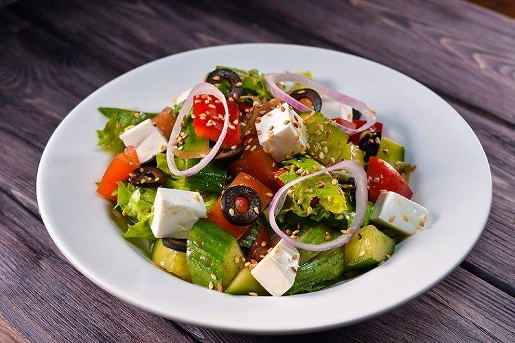Griechischer Salat mit Tofu