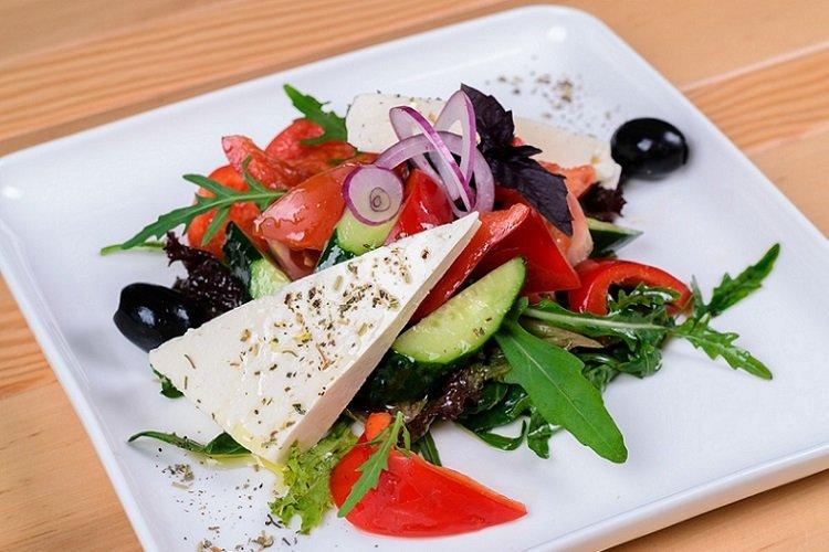 Griechischer Salat mit Rucola