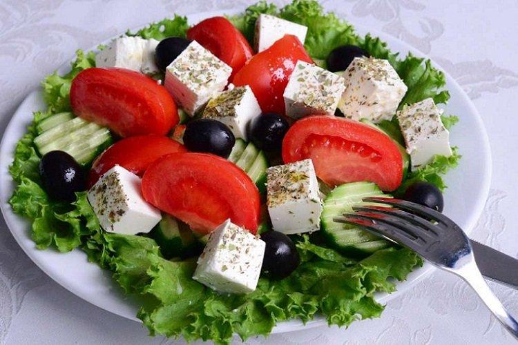 Griechischer Salat mit Bryndza
