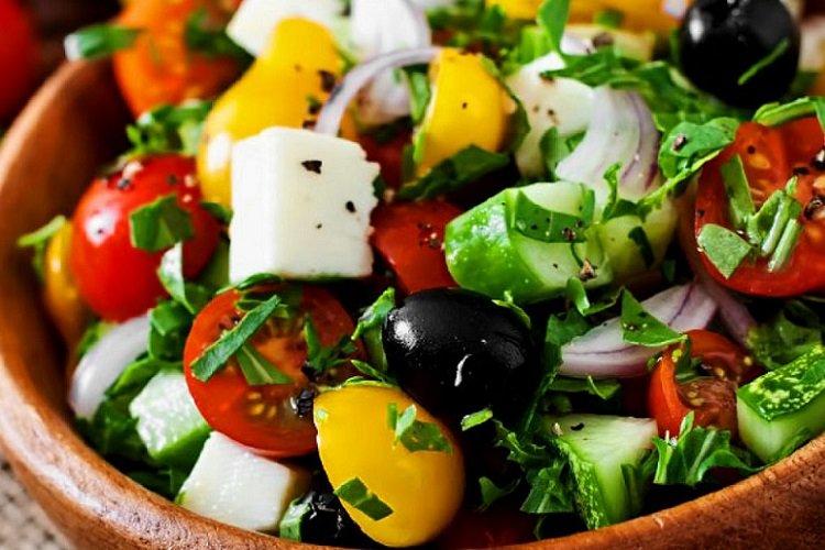 Griechischer Salat mit Fetaxa