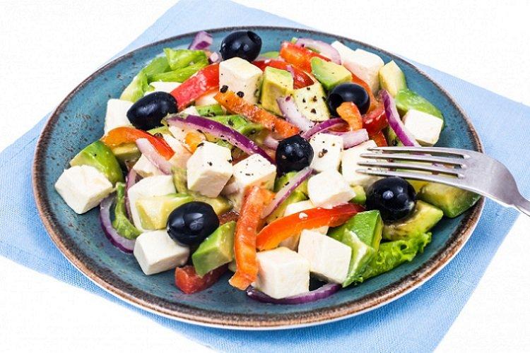 Griechischer Salat mit Avocado