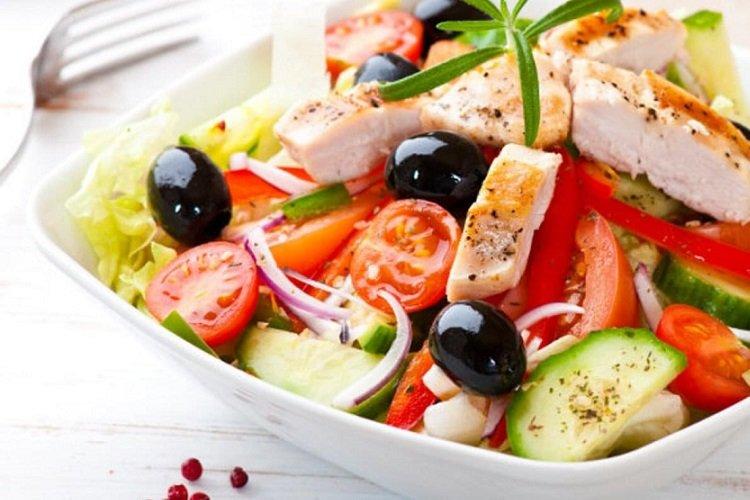 Griechischer Salat aus Gemüse, Käse und Huhn