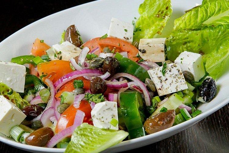 Griechischer Salat mit Balsamico-Essig