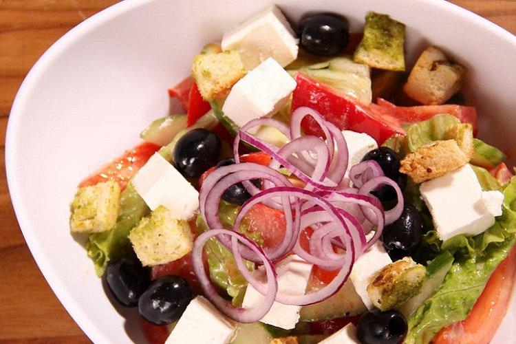 Griechischer Salat mit Croutons