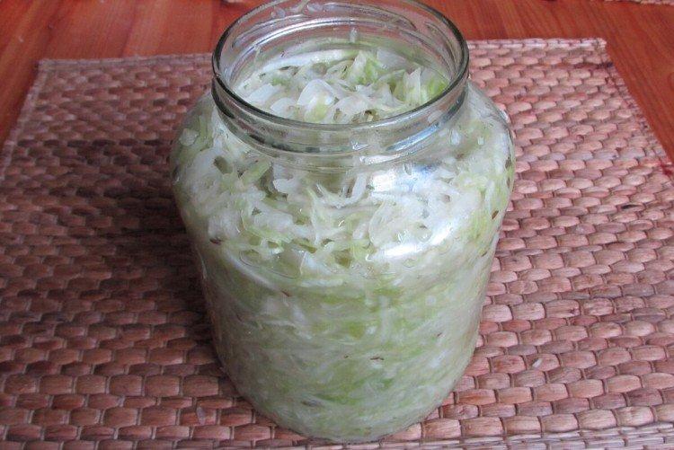 Ensalada sencilla de col para el invierno