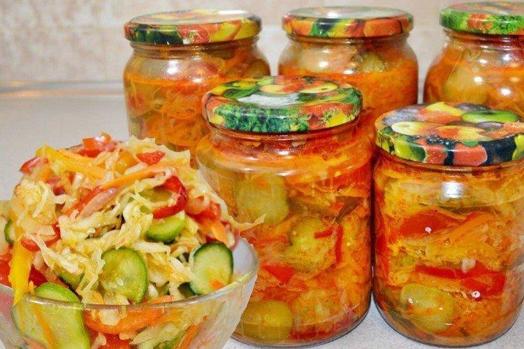 Ensalada de col con pepinos para el invierno