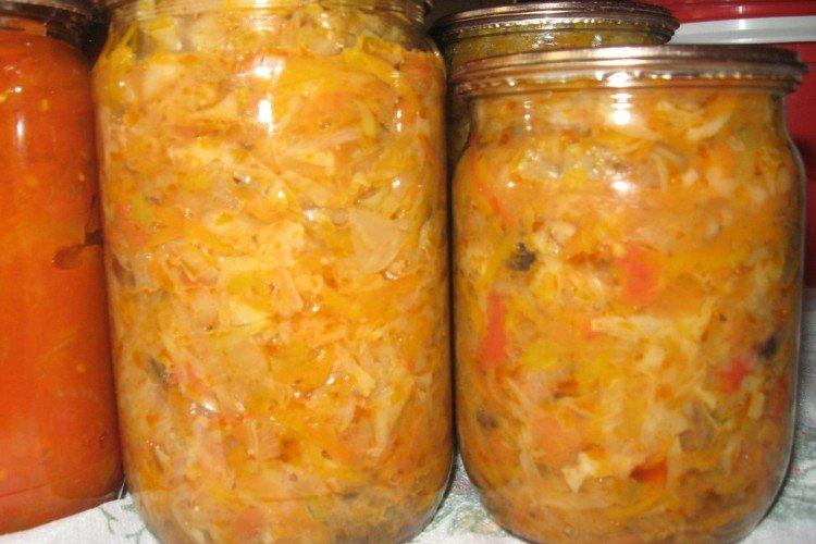 Ensalada de col con pasta de tomate