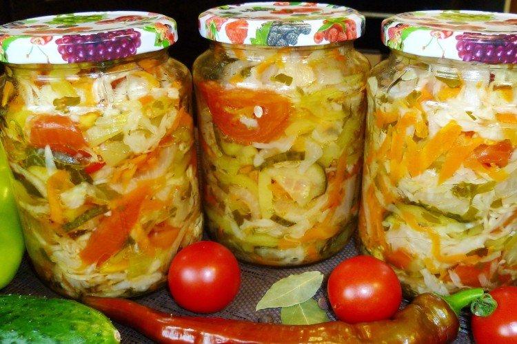 Ensalada de col y verduras para el invierno