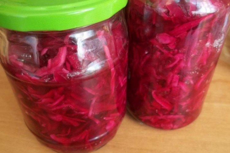 Ensalada de col con remolacha para el invierno