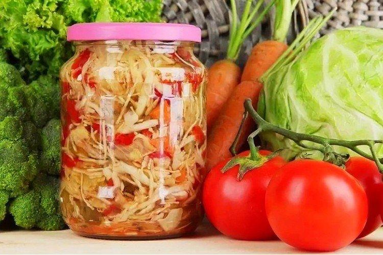 Ensalada de col y tomates para el invierno