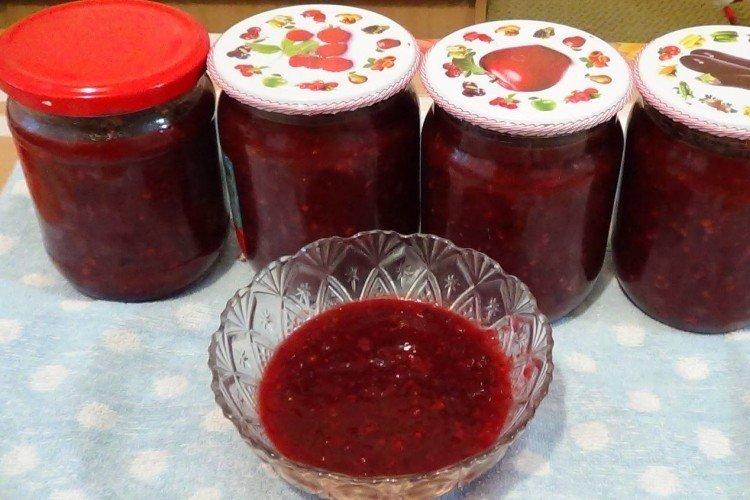 Salsa tkemali de ciruela para el invierno