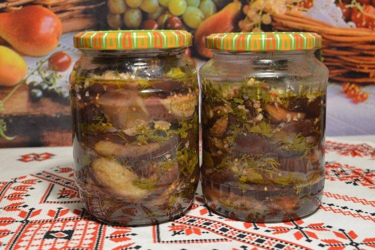 Auberginen für den Winter mit Kräutern