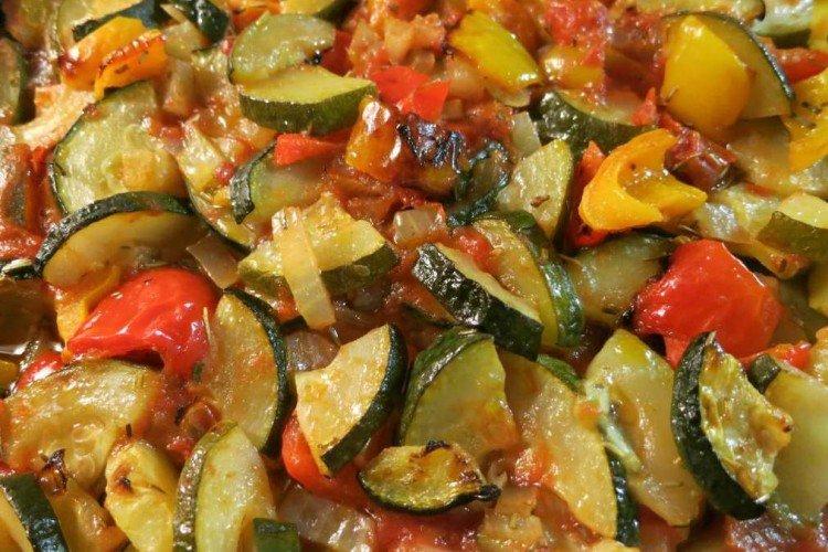 Gemüsesauté mit Äpfeln und Sauerrahm