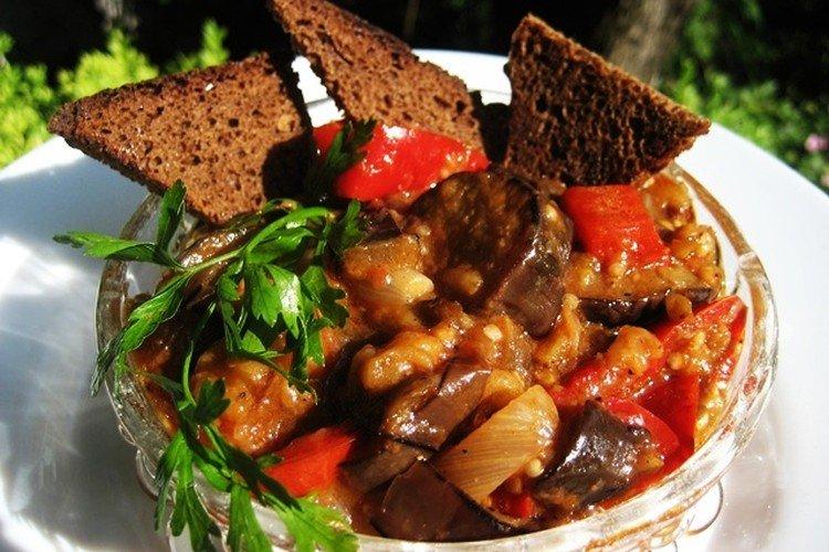 Gemüsesauté mit Nüssen