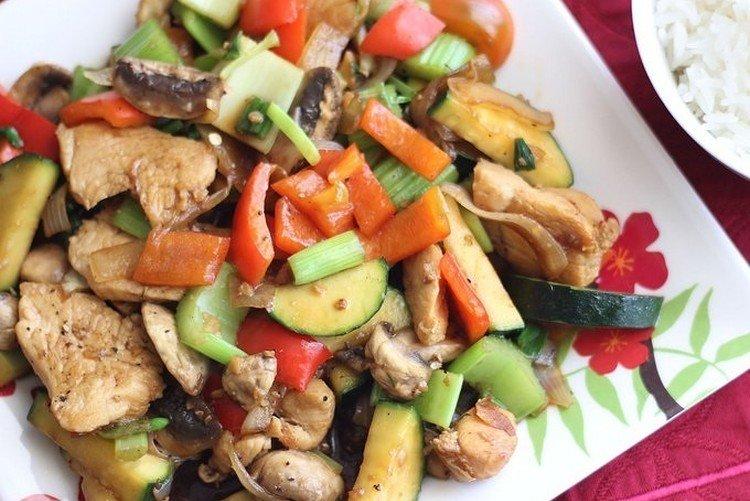 Sauté mit Gemüse und Huhn