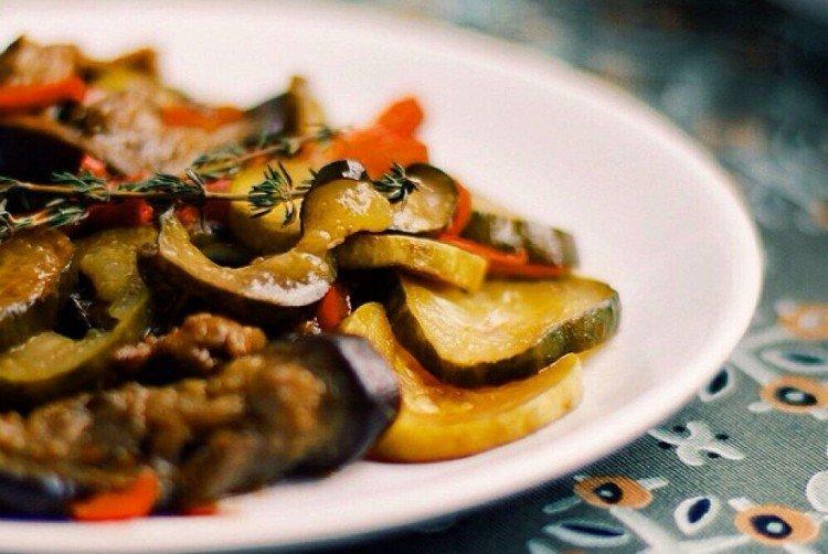 Sauté mit Gemüse, Gurken und Sojasauce