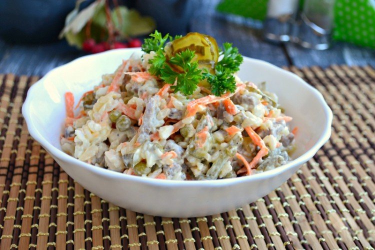 Salat mit Schweinefleisch und Reis