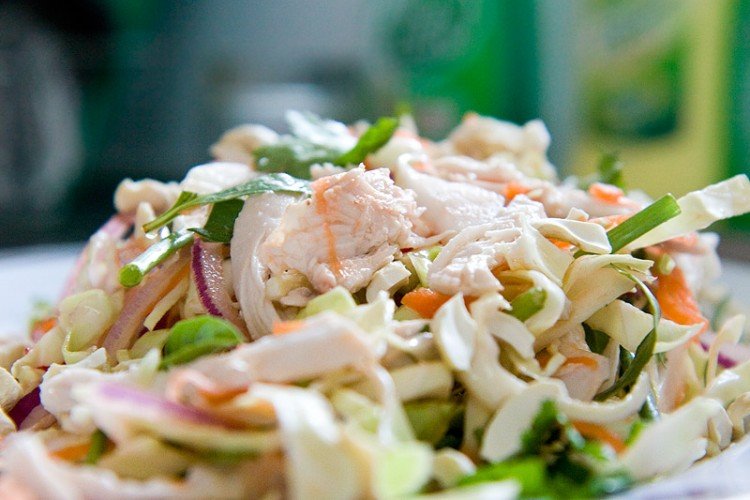 Salat mit Schweinefleisch und Kohl