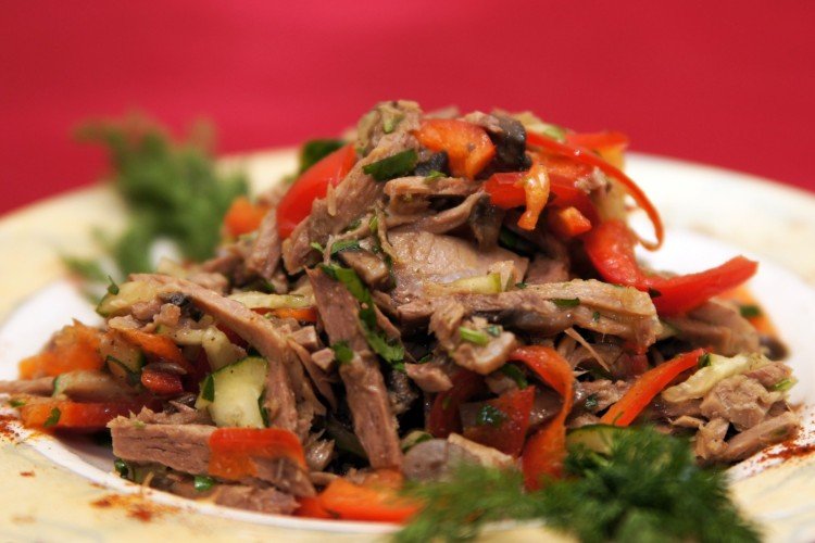 Salat mit Schweinefleisch und Paprika