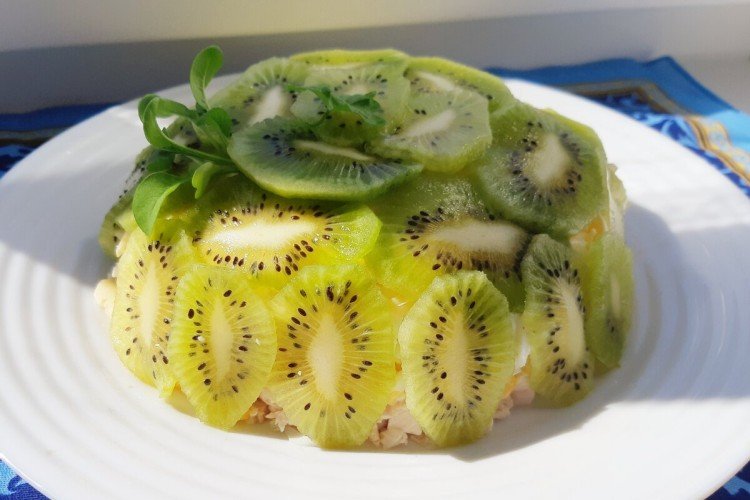 Salat mit Schweinefleisch und Kiwi