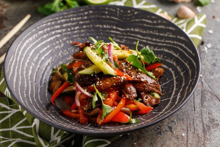 Koreanischer Salat mit Schweinefleisch und Gurken