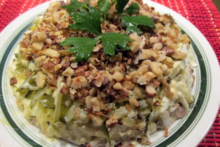 Salat mit Schweinefleisch und Nüssen