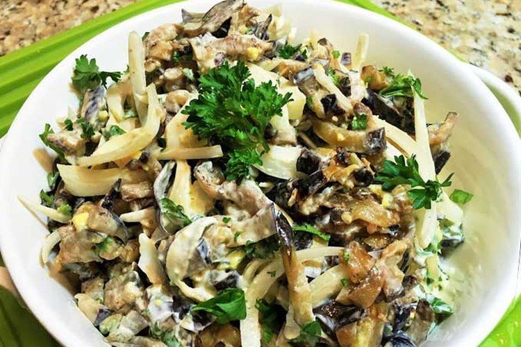 Salat mit Schweinefleisch und Auberginen