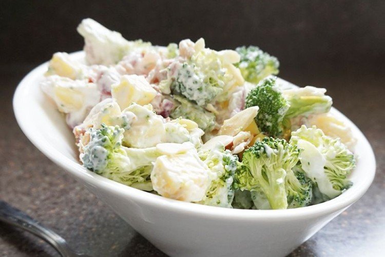 Salat mit Schweinefleisch und Brokkoli
