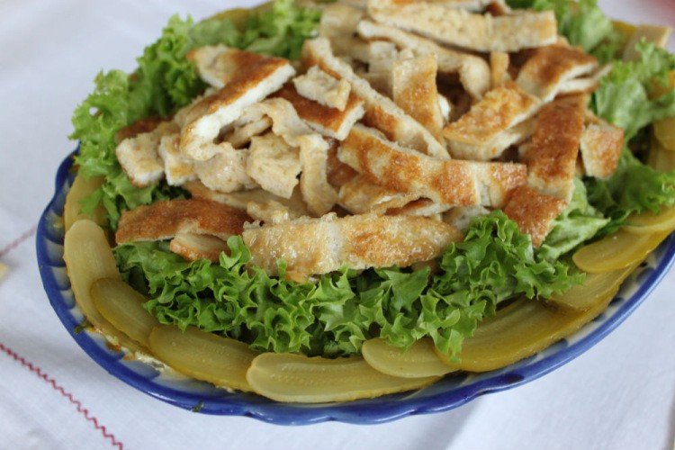 Salat mit Schweinefleisch und Omelett