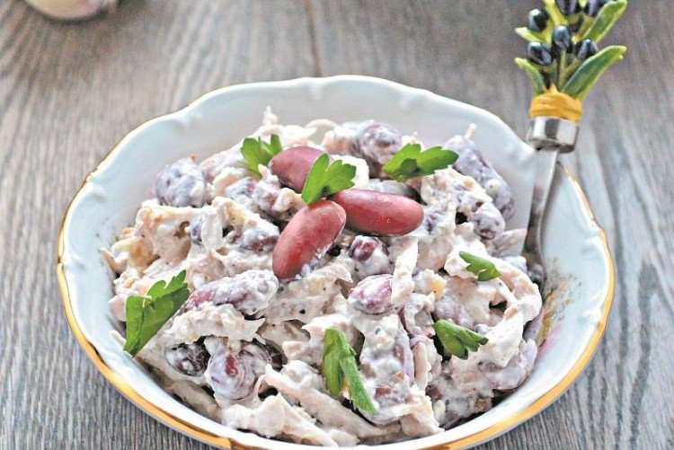Salat mit Schweinefleisch und Bohnen