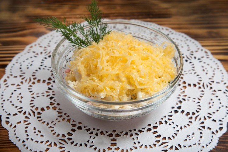 Salat mit Schweinefleisch und Kartoffeln
