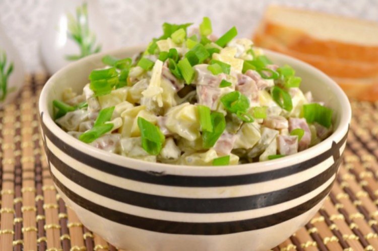 Salat mit Schweinefleisch und Eiern