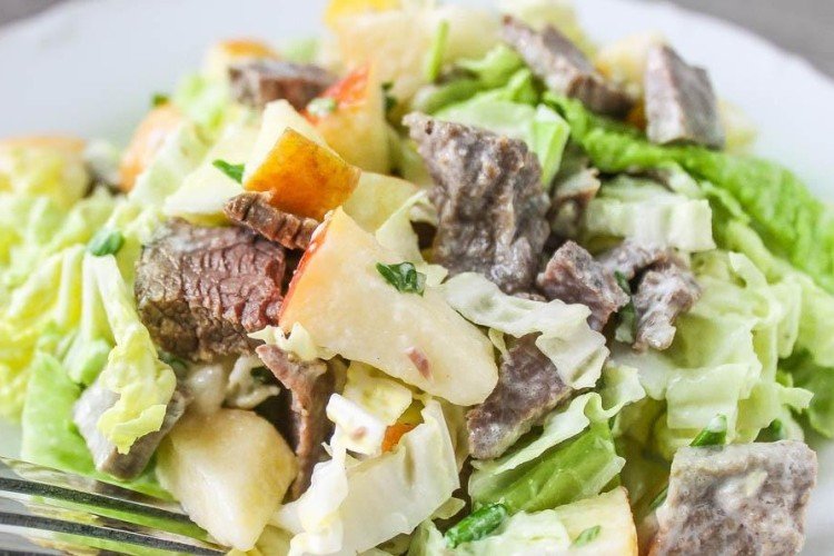 Salat mit Schweinefleisch und Äpfeln
