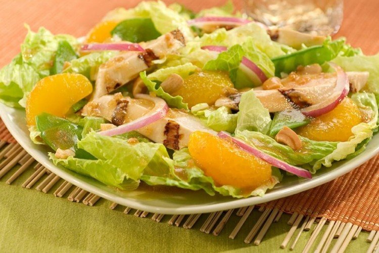 Salat mit Schweinefleisch und Orangen