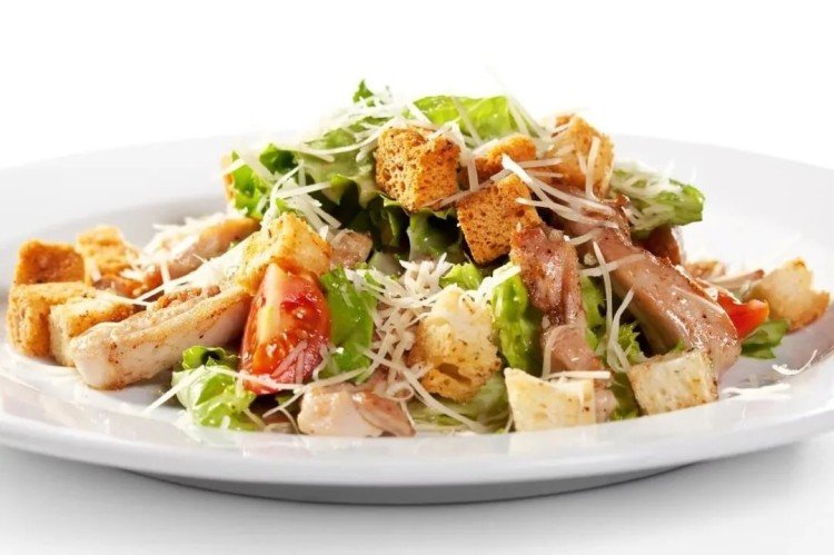 Salat mit Schweinefleisch und Croutons