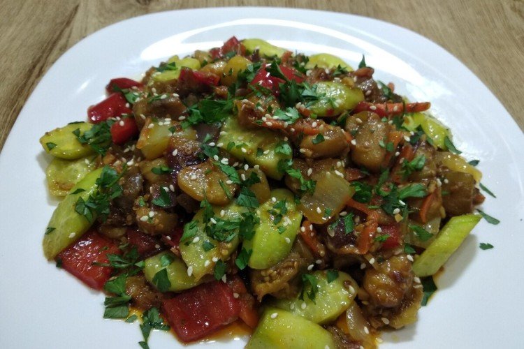 Salat mit Schweinefleisch und Zucchini