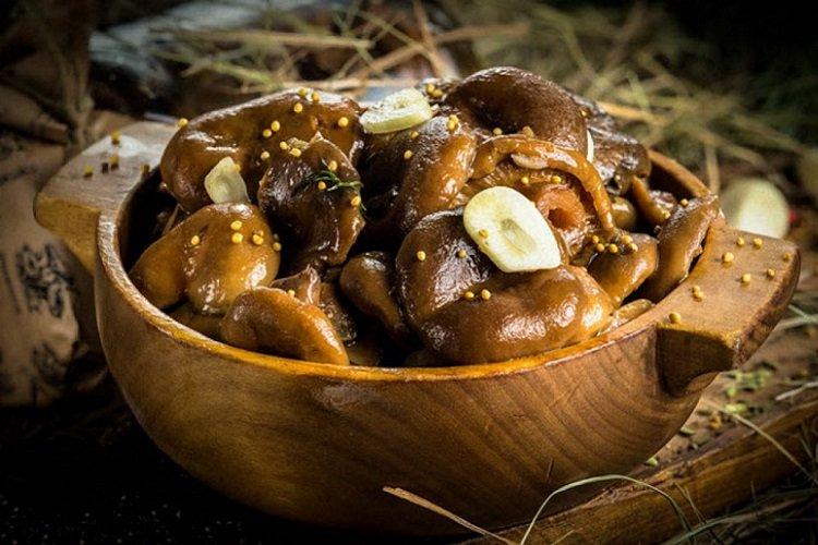 Marinated Mushrooms with Apples and Cinnamon
